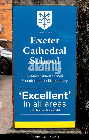 Exeter, Großbritannien. Jan 2026 Allgemeine Ansicht der historischen Exeter Cathedral School, die aufgrund von „unvermeidbarem finanziellen Druck“ ihre Prep School schließen soll. Die Schule ist mehr als 850 Jahre alt und kann den Coldplay-Sänger Chris Martin als ehemaligen Schüler nennen. Die Schulschließung soll im September 2026 stattfinden und betrifft Schüler der Schuljahre 3 bis 8, einschließlich der Chöre der Kathedrale. Die gebührenpflichtige Vorbereitungsschule hat rund 220 Mädchen und Jungen und wurde 1179 gegründet, bevor sie in den 1960er Jahren in den Credit: Mark Passmore/ Alamy Live News Platz nahm Stockfoto