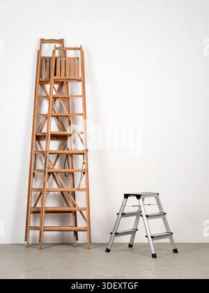 Holztreppen, die gegen eine weiße Wand gelehnt sind Stockfoto