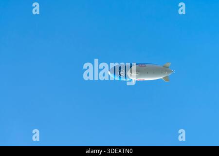 Luftschiff Zeppelin der ZF Friedrichshafen AG über den Bodensee bei Bregenz. Platz für Text auf der linken Seite des Bildes Stockfoto