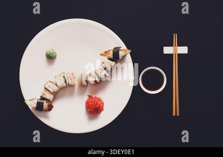 Set Unagi-Sushi und Brötchen in Schwarz. Stockfoto