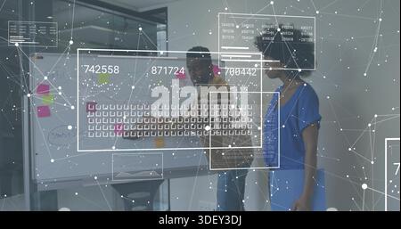 Kollegen, die den Plan im Konferenzraum mit Brett, AR-Overlay, Hemd und blauem Kleid besprechen Stockfoto