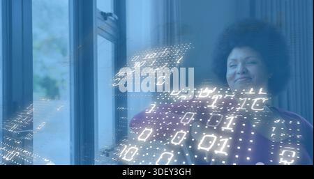 Stehende Erwachsene Frau mit violetten Fensterscheiben in modernen Büros, mit Doppelhologrammen Stockfoto