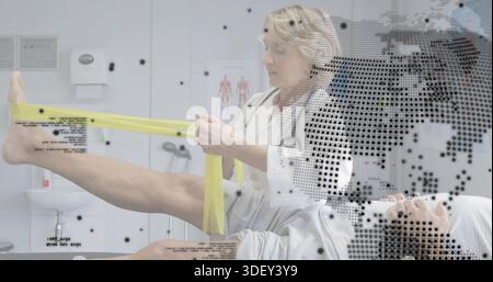 Leitende Therapeutin, die das gelbe Band mit dem Patienten auf dem Untersuchungstisch, Laborkittel, Halbton dehnt Stockfoto