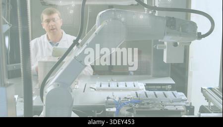 Beweglicher Roboterarm über den Tisch mit Tabletts im Labor, technische Sicherheitsbrille in weißem Labormantel hinter Barriere Stockfoto