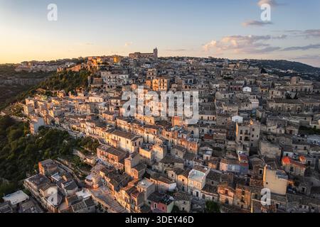 Von der Abenddämmerung aus der Luft bis zur Nachtsicht der Altstadt von Modica, Sizilien Stockfoto