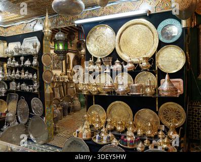 Metallverarbeitung, Fès oder Fes, Marokko, Nordafrika, UNESCO-Weltkulturerbe Stockfoto