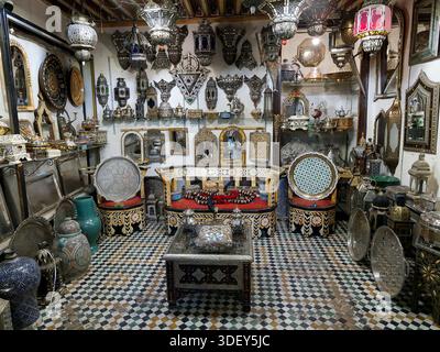 Metallverarbeitung, Fès oder Fes, Marokko, Nordafrika, UNESCO-Weltkulturerbe Stockfoto