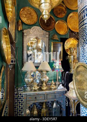 Metallverarbeitung, Fès oder Fes, Marokko, Nordafrika, UNESCO-Weltkulturerbe Stockfoto