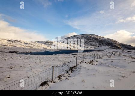 Schnee auf der Straße und in den Bergen auf der Isle of Lewis Outer Hebriden Schottland Stockfoto