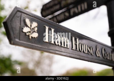 Wegweiser bei Ham House & Gardens, Richmond, London, mit Hinweisschild für Besucher. Stockfoto