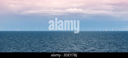 Offshore-Windpark. Windturbinen in der Nordsee sichtbar in der Ferne Stockfoto