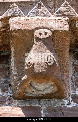 Einer der außergewöhnlich geschnitzten Konsolen an der normannischen romanischen Kirche St Mary and St David (erbaut 1140 n. Chr.) in Kilpeck, Herefordshire, England Großbritannien Stockfoto