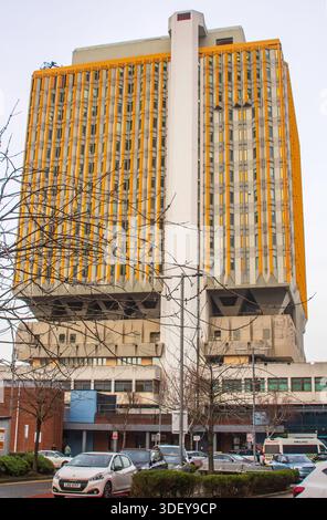 8. Januar 2026 Belfast Nordirland. Der mehrstöckige Belfast City Hospital Tower Block mit privaten Autos und kleinen Krankenwagen, die draußen im Th geparkt werden Stockfoto