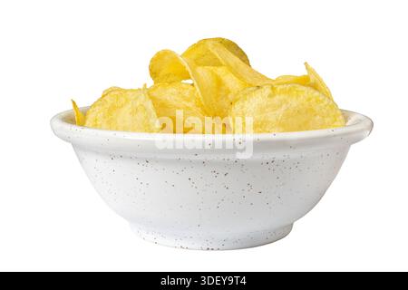 Knusprige Kartoffelsnacks in einer weißen Schüssel auf weißem Hintergrund Stockfoto