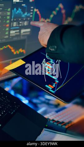 Finanzhandel-Workstation – Analyse von Krypto-Investitionen in Aktien. Nahaufnahme Hand zeigt auf dem Touchscreen Kerzendiagramme Indikatoren Preisbewegungen an Stockfoto