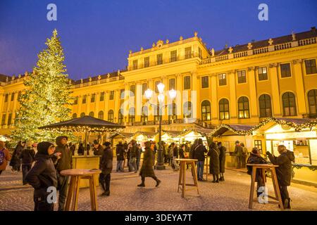 Weihnachtsmarkt, Schloss Schönbrunn, Wien, Österreich *** Weihnachtsmarkt, Schloss Schönbrunn, Wien, Österreich Stockfoto