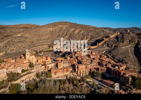 Historische Hügellandschaft Mit Terrakottadächern, Steinturm Und Verwinkelten Straßen Mit Blick Auf Täler, Albarracin, Teruel, Spanien Stockfoto