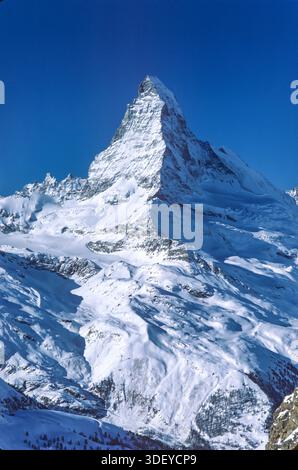 Das Matterhorn erhebt sich im Winter über dem schneebedeckten Alpendorf Zermatt und bietet eine dramatische Bergkulisse, vereiste Gipfel und die berühmte Skyline eines der berühmtesten Reiseziele der Alpen. Stockfoto