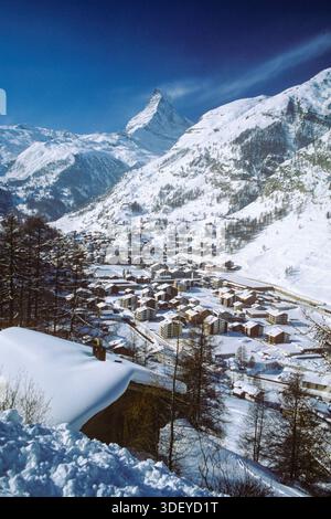 Das Matterhorn erhebt sich im Winter über dem schneebedeckten Alpendorf Zermatt und bietet eine dramatische Bergkulisse, vereiste Gipfel und die berühmte Skyline eines der berühmtesten Reiseziele der Alpen. Stockfoto