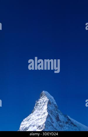 Das Matterhorn erhebt sich im Winter über dem schneebedeckten Alpendorf Zermatt und bietet eine dramatische Bergkulisse, vereiste Gipfel und die berühmte Skyline eines der berühmtesten Reiseziele der Alpen. Stockfoto