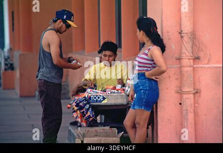 Straßenverkäufer, Kunden in Iquitos am Amazonasfluss, Amazonasgebiet, Peru, Südamerika, September 1997 Stockfoto