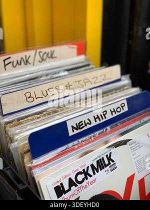 Nahaufnahme von Schallplatten in Ladenbehältern mit handgeschriebenen Genre-Dividern Funk, Soul, Blues und Jazz, New Hip Hop, Album Covers Visible. Stockfoto