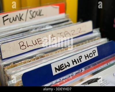 Nahaufnahme von Schallplatten in Ladenbehältern mit handgeschriebenen Genre-Dividern Funk, Soul, Blues und Jazz, New Hip Hop, Album Covers Visible. Stockfoto