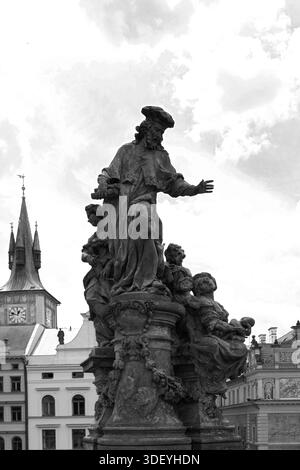 Die Statue des Heiligen Ivo, Ivo von Kermartin oder Saint Ivo Hélory, Karlsbrücke; Prag-Stadt, Tschechische Republik Stockfoto