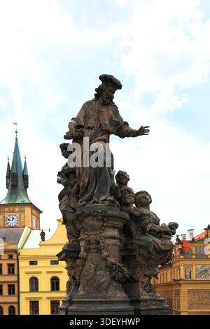 Die Statue des Heiligen Ivo, Ivo von Kermartin oder Saint Ivo Hélory, Karlsbrücke; Prag-Stadt, Tschechische Republik Stockfoto