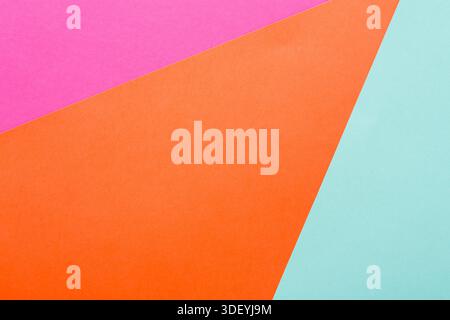 Bunte geometrische Papierformen, die in einer abstrakten Konstruktion auf einer flachen Oberfläche angeordnet sind Stockfoto