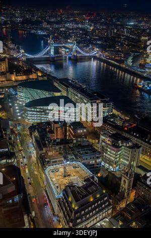 Aus der Vogelperspektive vom Sky Garden über die Tower Bridge, die Themse und beleuchtete Hochhäuser in der Hauptstadt London bei Nacht, England, Großbritannien Stockfoto