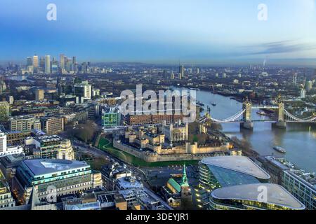 Aus der Vogelperspektive vom Sky Garden über den Tower of London, die Tower Bridge, die Themse und die Skyline der Stadt mit Wolkenkratzern in der Hauptstadt London, England, Großbritannien Stockfoto