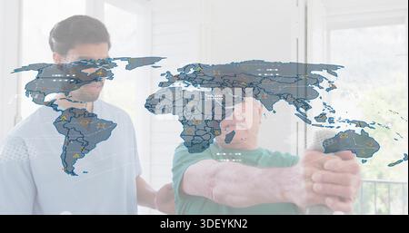 Senior in grünem T-Stück, das die Arme zu Hause ausdehnt, mit einem Halteband für den Trainer und einer Karte überlagert Stockfoto