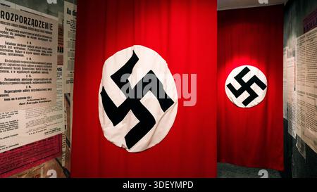 Krakau, Polen - 19. Februar 2018: Hakenkreuz-Flagge im Museum der Oskar Schindler-Enamel-Fabrik im Rahmen eines historischen Zweiten Weltkriegs Stockfoto