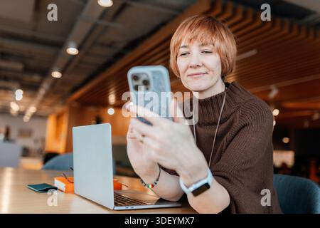Reife Geschäftsfrau, Schreib- und Telefonrolle von Frauen mit gemischter Rasse im Büro. Stockfoto