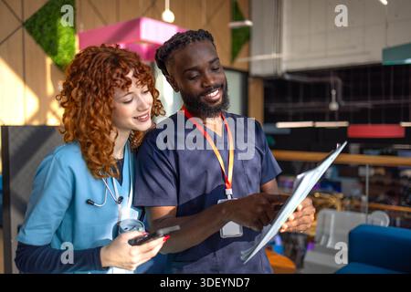 Voller junger Studenten, die während des Spaziergangs durch die medizinische Universität kommunizieren Stockfoto