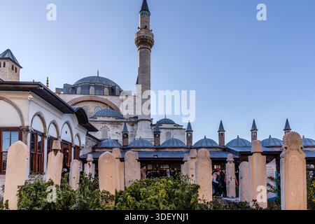 Die Menschen besuchen die historischen Grabsteine auf dem Friedhof der Ney-Spieler in Konya. Das Mevlana-Museum (türkisch Mevlânâ Müzesi) ist das Mausoleum von Jalāl ad-Dīn AR-Rūmī mit der angrenzenden Lodge der Mevlevi-Derwischbruderschaft. Karatay, Konya, Zentralanatolien, Türkei Stockfoto
