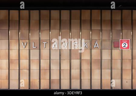 Name der U-Bahn-Station Vltavská in Prag, Tschechische Republik. Standortschild an der unterirdischen Plattform an der Wand im Gebäude. Linie C (rote Farbe). Stockfoto