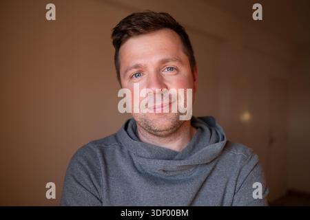 Selbstbewusste, reife männliche Posen mit freundlichem Ausdruck, Konzept von Stabilität und Vertrauen. Stockfoto