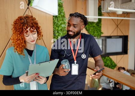 Voller junger Studenten, die während des Spaziergangs durch die medizinische Universität kommunizieren Stockfoto