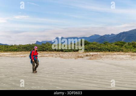 Person, die am Strand in Guarau, Brasilien, läuft Stockfoto