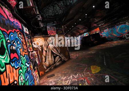 Der Leake Street Arches Graffiti-Tunnel in London, ein legaler Street-Art-Raum unter der Waterloo Station mit ständig wechselnden Wandgemälden und urbanen Kunstwerken. Stockfoto