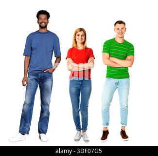 Männer und Frauen tragen T-Shirts in verschiedenen Farben auf weißem Hintergrund Stockfoto