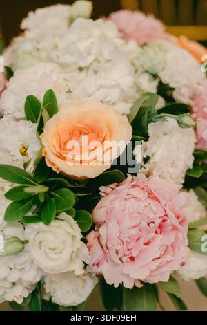 Eine Sammlung von bunten Blumen wird in einem Blumenstrauß für eine besondere Veranstaltung oder einen besonderen Anlass arrangiert. Stockfoto