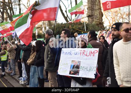 Ein Demonstrant hält ein Plakat hoch, um Donald Trump zu danken. Iranische Botschaft protestiert in London Großbritannien. Regimewechsel im Iran. Januar 2026 Stockfoto