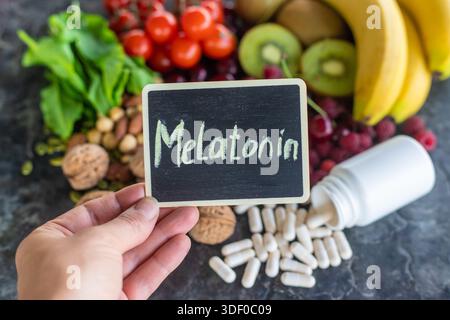 Lebensmittel, die Melatonin enthalten, auf einem schönen Hintergrund. Selektiver Fokus. Essen. Stockfoto