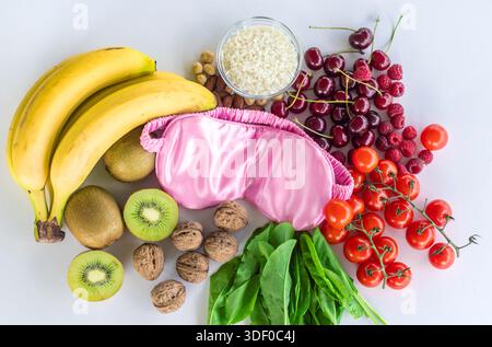 Lebensmittel, die Melatonin enthalten, auf einem schönen Hintergrund. Selektiver Fokus. Essen. Stockfoto