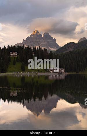 Reflexion über den Misurinasee (Lago Misurina) bei Sonnenuntergang in Tre Cime Di Lavaredo bei Cortina in den italienischen Dolomiten Stockfoto