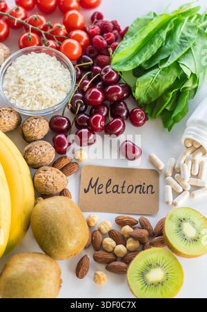 Lebensmittel, die Melatonin enthalten, auf einem schönen Hintergrund. Selektiver Fokus. Essen. Stockfoto