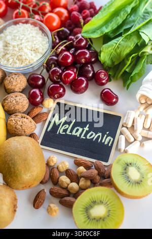 Lebensmittel, die Melatonin enthalten, auf einem schönen Hintergrund. Selektiver Fokus. Essen. Stockfoto